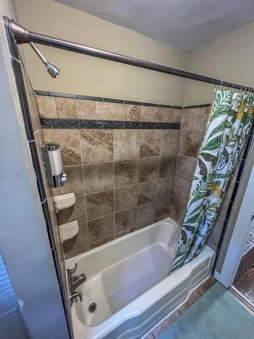 Historic Coastal Haven- Pet Friendly Fast Wi-Fi Villa Норфолк Екстериор снимка